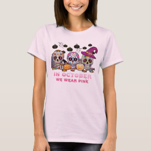 I oktober bäror vi rosa Halloween T Shirt