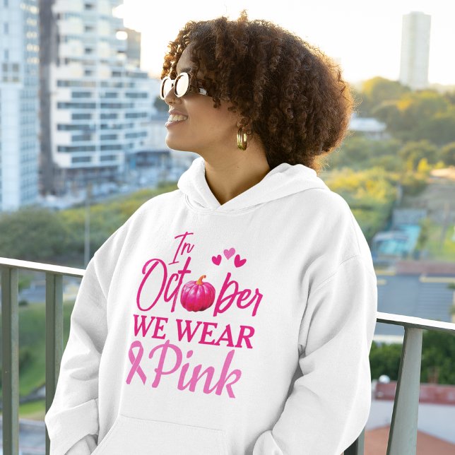 I oktober Bäror vi Rosa | Medvetenhet om bröstcanc T Shirt (Raise breast cancer awareness by wearing this beautiful hoodie in October. Get yours today!)