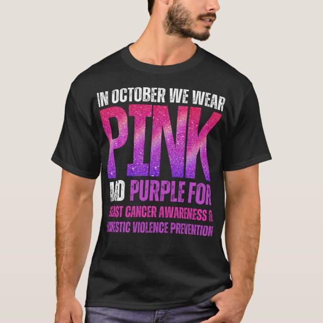 I oktober bäror vi rosa och lila bröstcancer t shirt (Framsida)