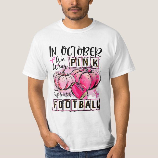 I oktober bäror vi rosa och tittar på fotboll t shirt (Framsida)