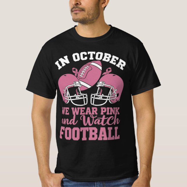I oktober Bäror vi Rosa och tittar på fotbollen T Shirt (Framsida)