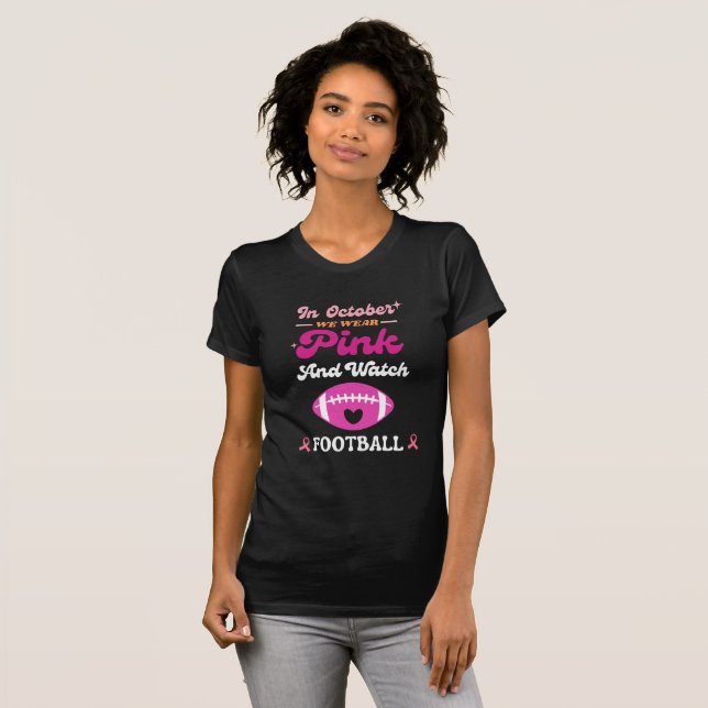 I oktober Bäror vi Rosa och tittar på fotbollsbrös T Shirt (Hel framsida)