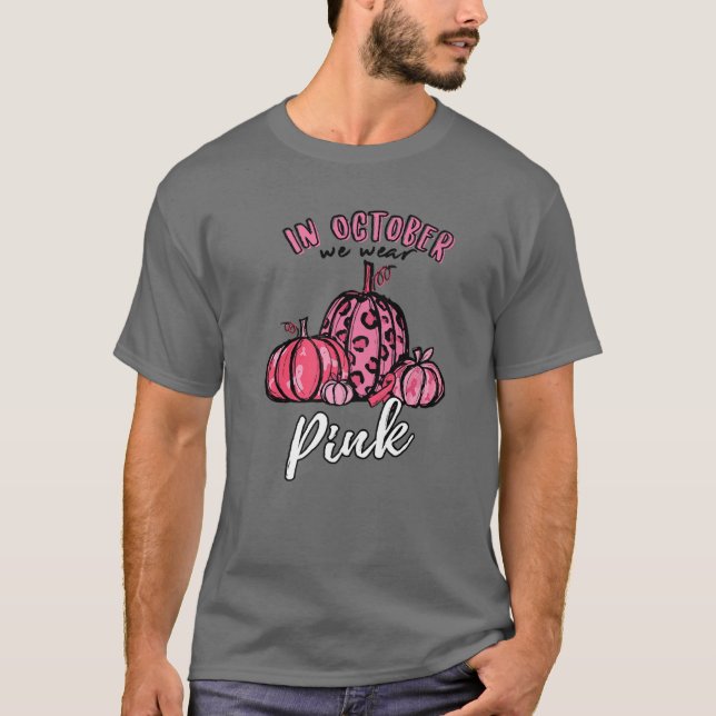 I oktober Bäror vi Rosa Pumpkin Halloween Gifts Fo T Shirt (Framsida)