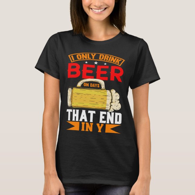 I Only Drink Beer On Days That Ends In Y Daily Bee T Shirt (Framsida)