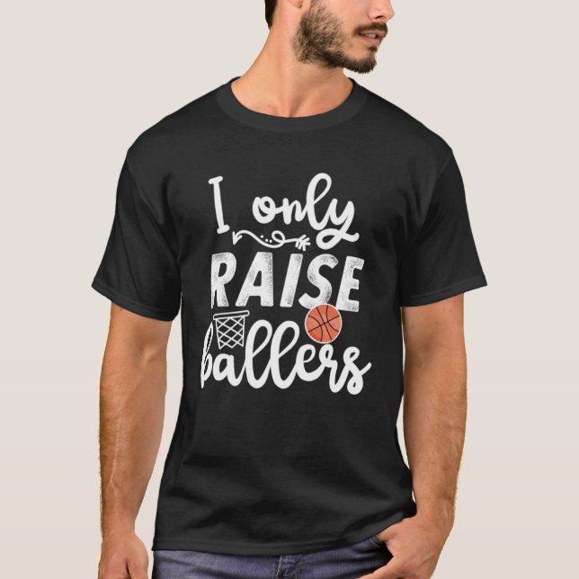 I only raise Ballers womens Basketball saying Mom  T Shirt (Framsida)