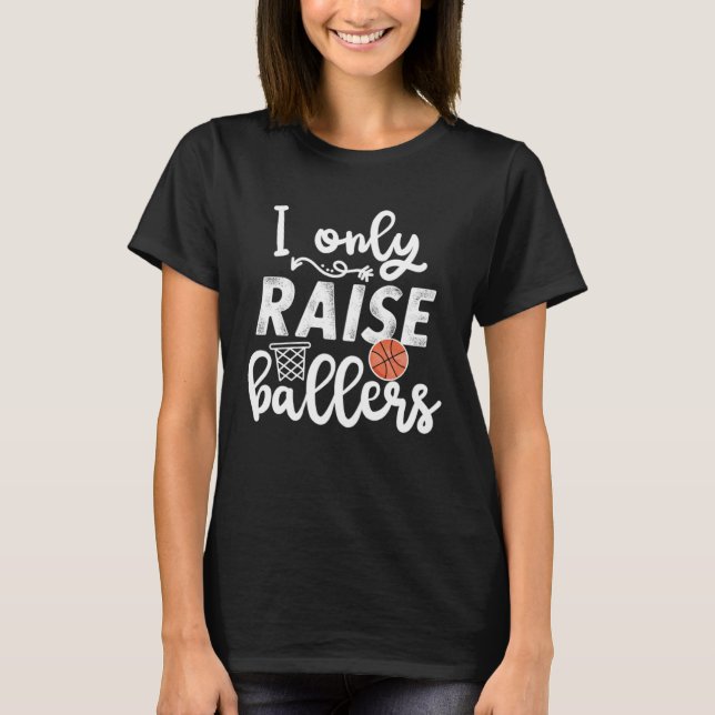 I only raise Ballers womens Basketball saying Mom  T Shirt (Framsida)