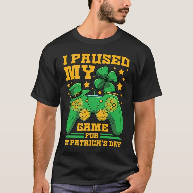 I Paused My Game For St Patrick's Day Gamer T Shirt (Framsida)