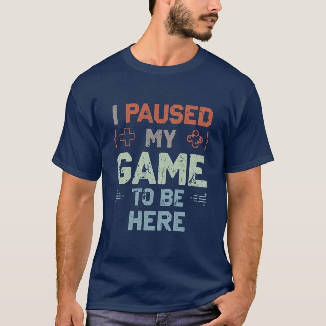 I Paused My Game to Be Here – Distressed Gamer Tee (Framsida)