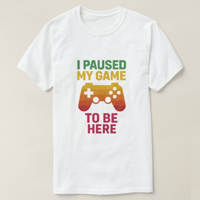 I Paused My Game to Be Here – Funny Gamer T-Shirt (Design framsida)