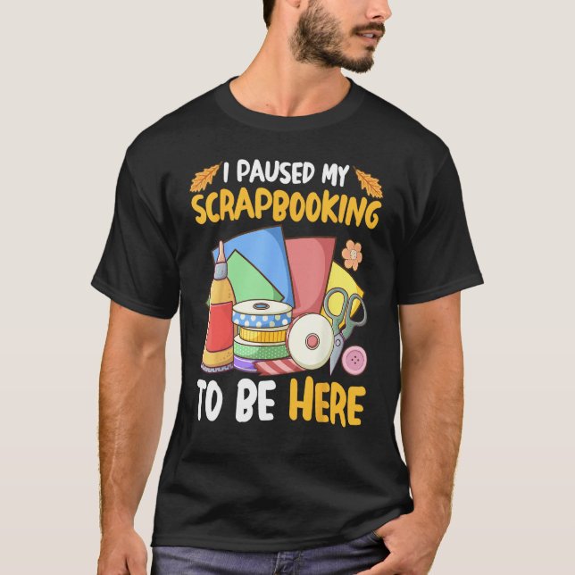 I Paused My Scrapbooking to Be Here Scrapbooker T Shirt (Framsida)