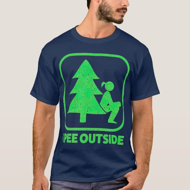 I Pee Outside Girl Sign Funny Camping Hiking T Shirt (Framsida)