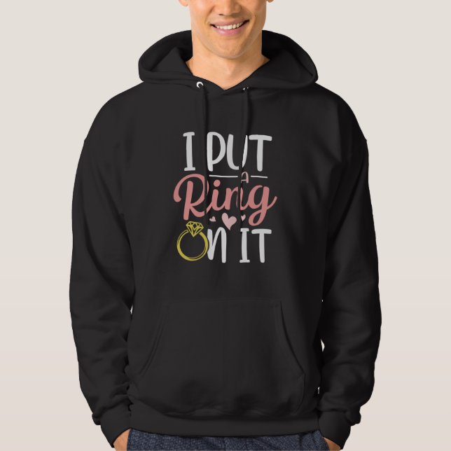 I Put A Ring On It Engagement Engaged Future Husba Hoodie (Framsida)