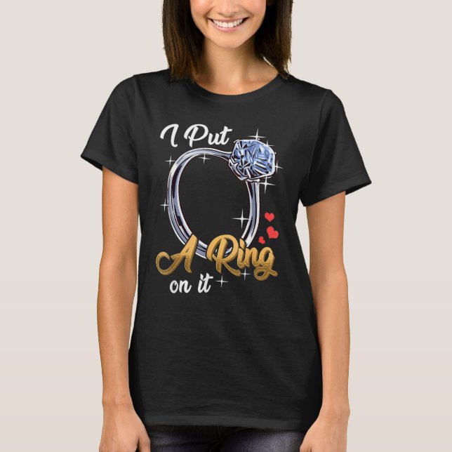 I Put A Ring On It Funny Engagement Engaged Future T Shirt (Framsida)