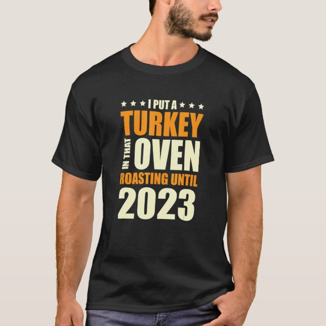 I Put A Turkey In That Oven Pregnancy Thanksgiving T Shirt (Framsida)
