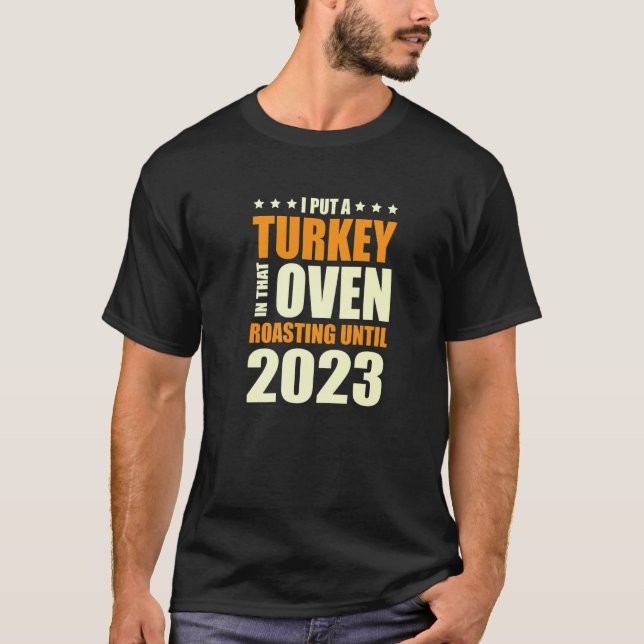 I Put A Turkey In That Oven Pregnancy Thanksgiving T Shirt (Framsida)
