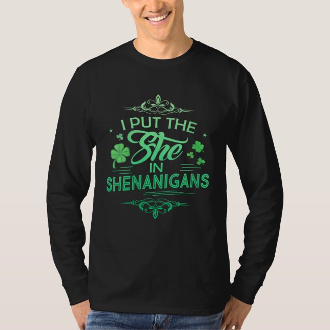 I Put The She In Shenanigans St Patrick s Day T Shirt (Framsida)