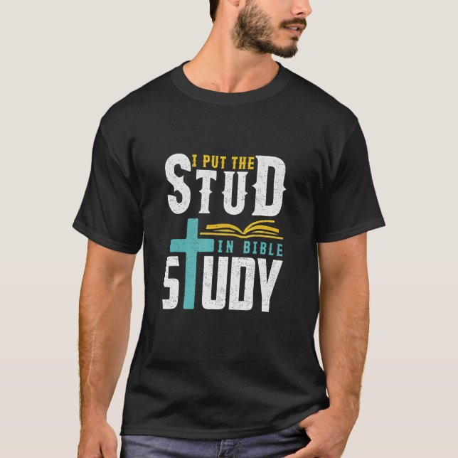 I Put The Stud In Bible Study Christian T Shirt (Framsida)