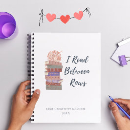 I Read Between Rows Crochet Knitting Book Lover Anteckningsbok