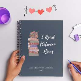 I Read Between Rows Crochet Knitting Book Lover Anteckningsbok