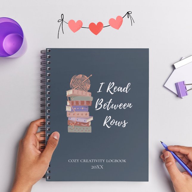I Read Between Rows Crochet Knitting Book Lover Anteckningsbok (Skapare uppladdad)