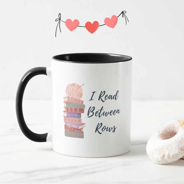 I Read Between Rows Crochet Knitting Book Lover Mugg (Skapare uppladdad)