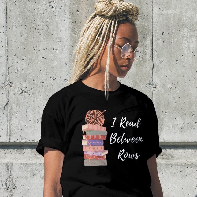 I Read Between Rows Crochet Knitting Book Lover T Shirt (Skapare uppladdad)