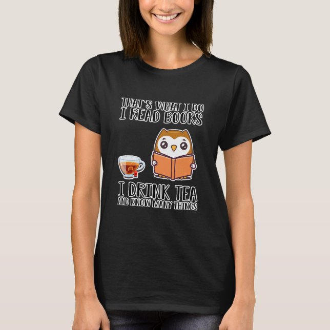 I Read Books Drink Tea Know Many T Shirt (Framsida)