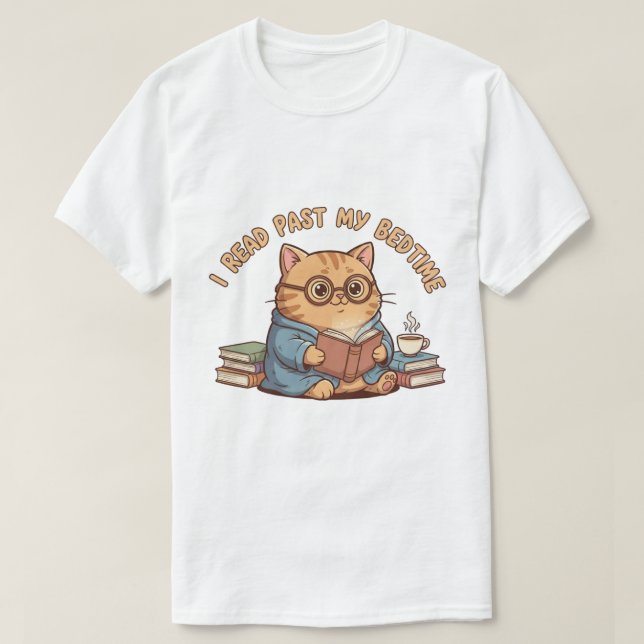 I Read Past My Bedtime Cute Reading Cat T-Shirt (Design framsida)
