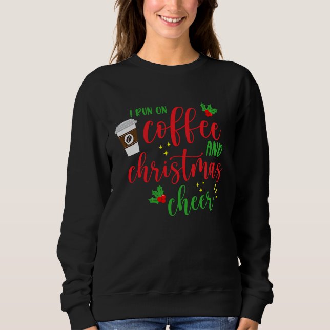 I Run On Coffee And Christmas Cheer  Saying Xmas T Shirt (Framsida)