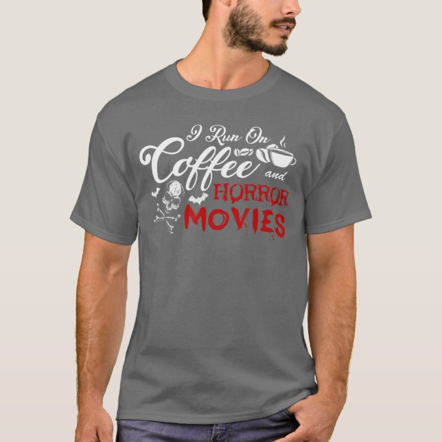 I Run On Coffee And Horror Movies friends T Shirt (Framsida)