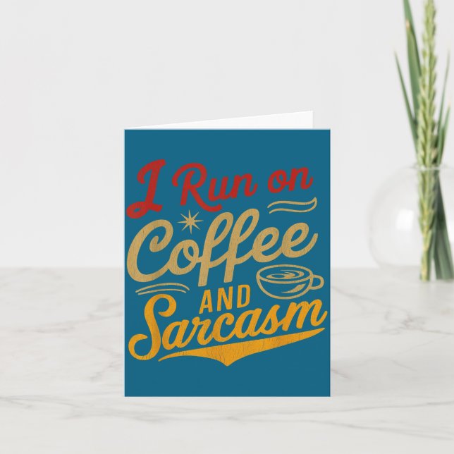 I Run On Coffee And Sarcasm - Funny Quote Humor  Kort (Framsida)