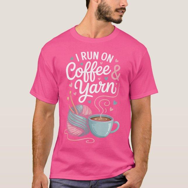 I Run On Coffee And Yarn Funny Knitting Knitter T Shirt (Framsida)