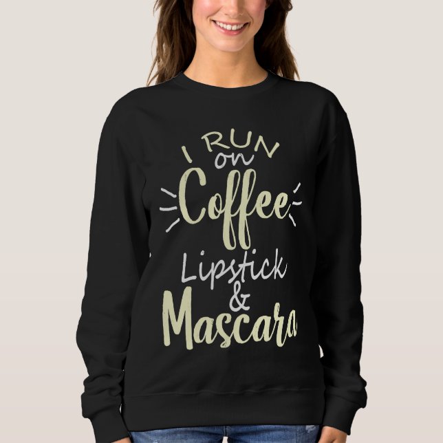 I Run On Coffee Lipstick and Mascara Fun   2 T Shirt (Framsida)