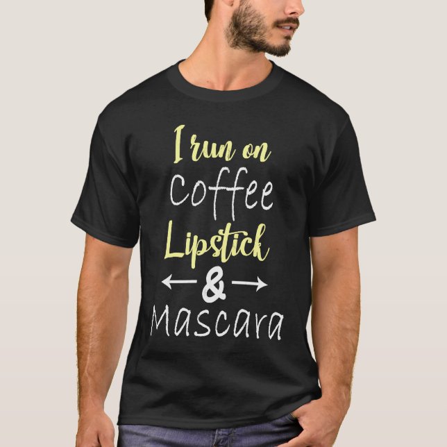 I Run On Coffee Lipstick and Mascara Fun   3 T Shirt (Framsida)