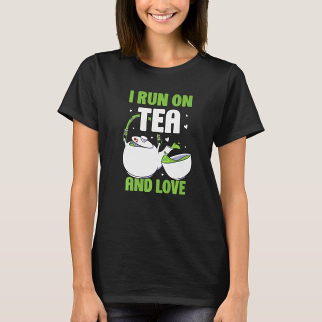 I Run On Tea And Love Drink  Saying Puns T Shirt (Framsida)