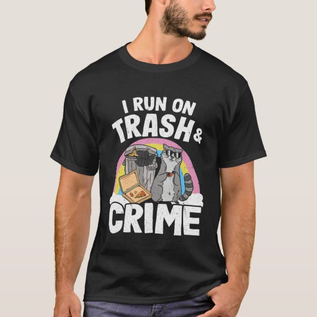 I Run On Trash And Crime Garbage Can Rainbow Racco T Shirt (Framsida)