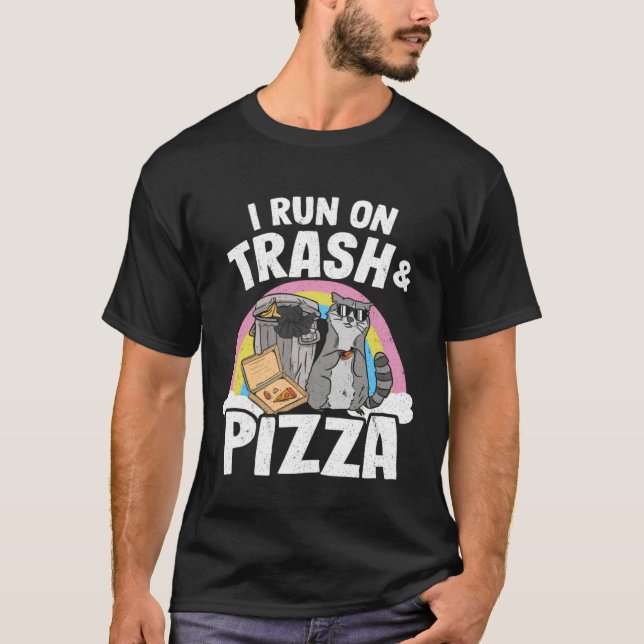 I Run On Trash And Pizza Rainbow Raccoon T Shirt (Framsida)