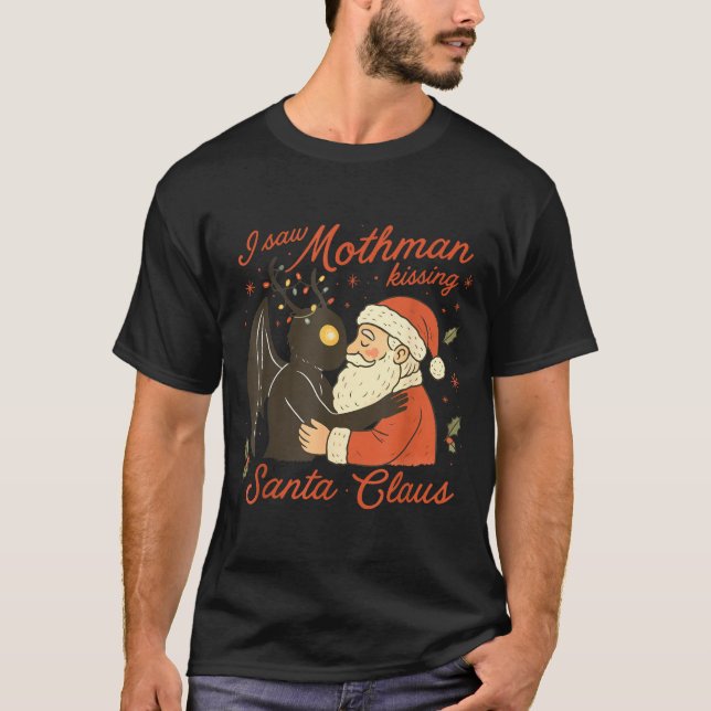 I Saw Mothman Kissing Santa Funny Christmas Santa  T Shirt (Framsida)
