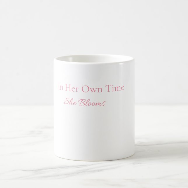 I sin egen tid blommar hon-mugg | Feminimugg Kaffemugg (Center)