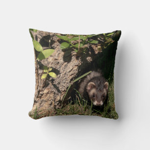 I skogen. Ferret Dekorativ kudde Home Decor