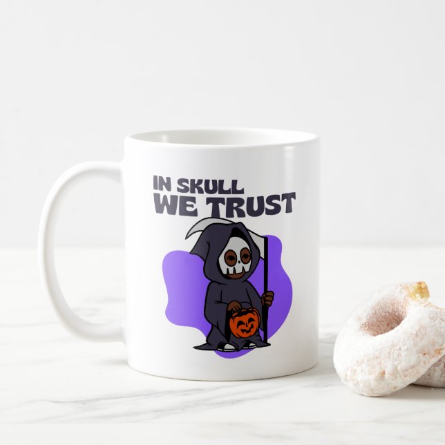 I Skull litar vi på Halloween-design Kaffemugg (Med munk)