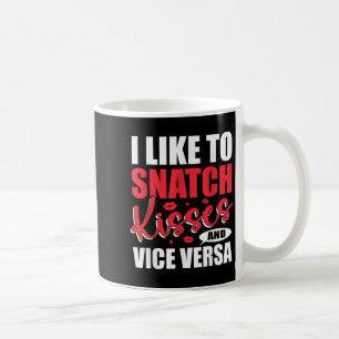 I Snatch Kisses& Vice Versa Funny Vuxen Sayin Kaffemugg