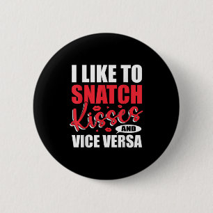 I Snatch Kisses& Vice Versa Funny Vuxen Sayin Knapp
