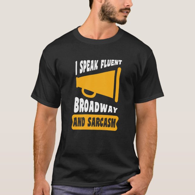 I Speak Fluent Broadway And Sarcasm T Shirt (Framsida)