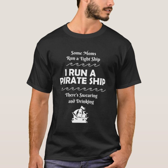 I Springa A Pirat Frakt drickande Svening Lungande T Shirt (Framsida)