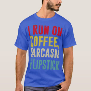 I Springa om COFFEE SARCASM och Lipstick Funny T Shirt