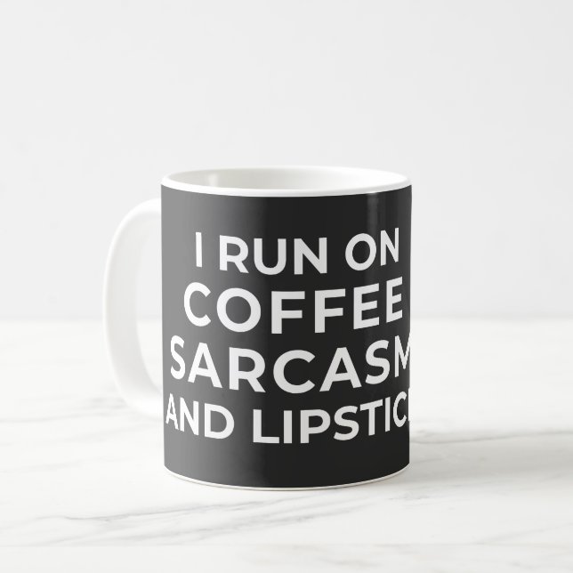 I SPRINGA OM COFFEE SARCASM OCH LIPSTICK - SARCAST KAFFEMUGG (Framsida vänster)