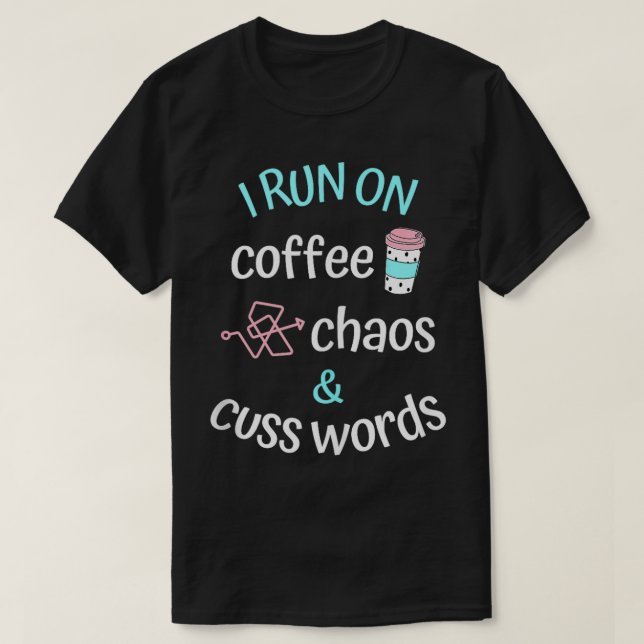 I Springa om kaffe Chaos och Cuss Ord Caffeine Kär T Shirt (Design framsida)