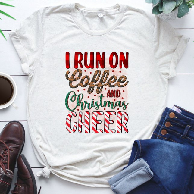 I Springa om kaffe och julCheer - roligt T Shirt (Skapare uppladdad)