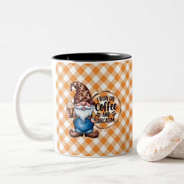 I Springa om kaffe och Sarcasm Gnome Två-Tonad Mugg (Med munk)